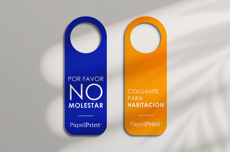 https://d2zn16t8uygl6t.cloudfront.net/papelprin/images/product/Mockup_colgante_para_habitaci_n_de_hotel.png