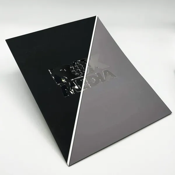 https://d2zn16t8uygl6t.cloudfront.net/printleaf/images/product/Raised_Spot_UV_Folders.jpg